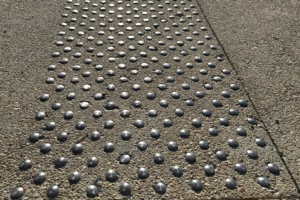 clous podotactiles mobilier urbain